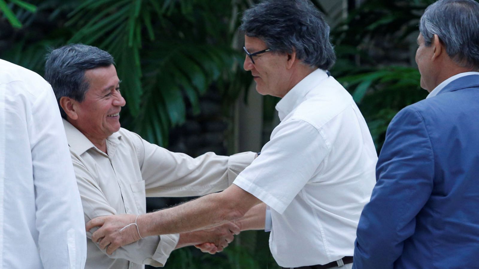 Los representantes de la guerrilla del ELN y el Gobierno colombiano se saludan al retomar en La Habana las negociaciones de paz