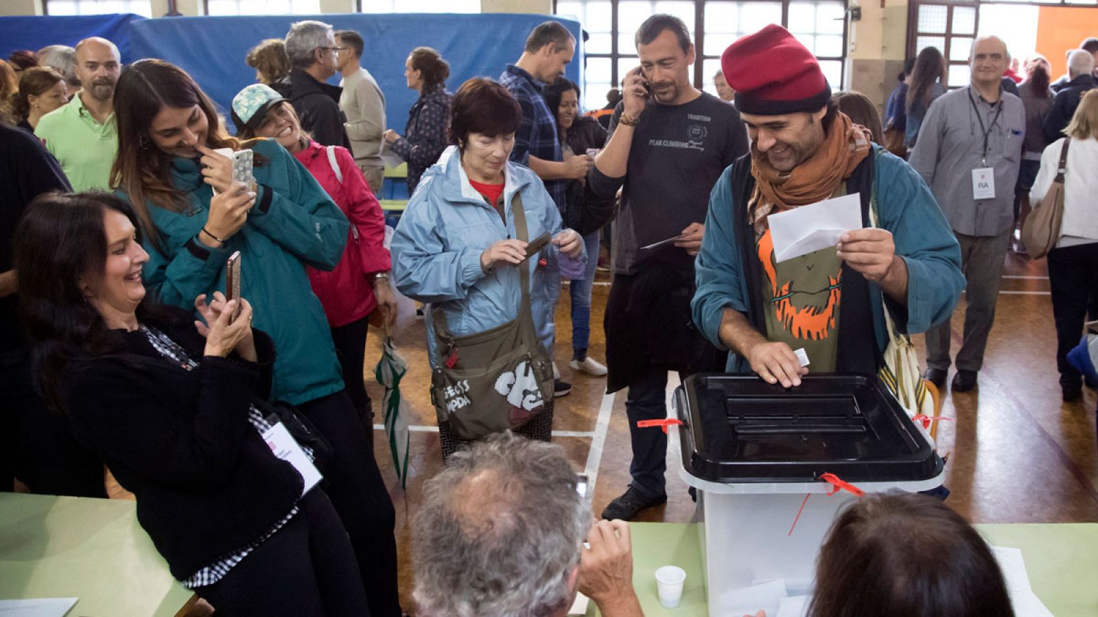 Varias personas votan en el Centro Cívico de la Sedeta, en Barcelona, durante la consulta soberanista del pasado 1 de octubre