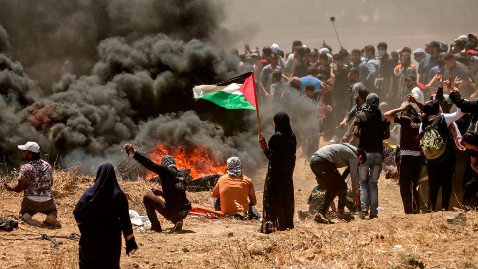 Una mujer palestina sostiene la bandera nacional en mitad de las protestas de este lunes en la Franja de Gaza