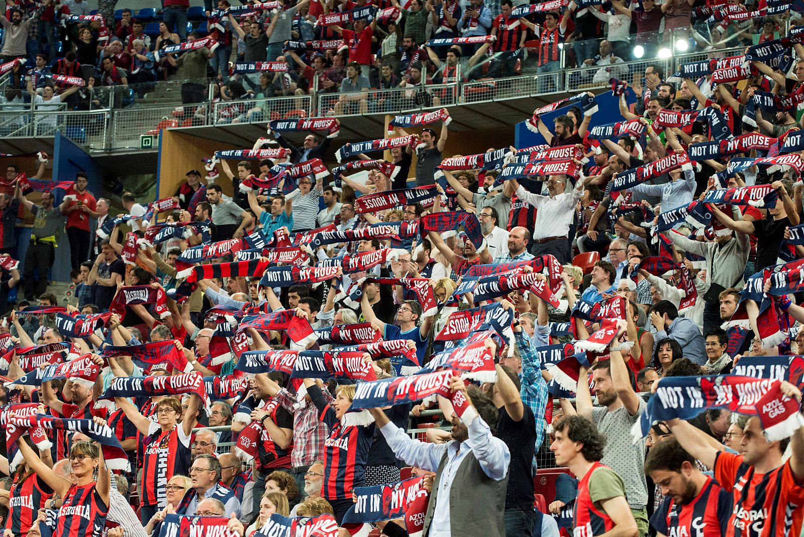 La afición del Baskonia en el partido de cuartos de final de la EuroLiga que Kirolbet Baskonia y Fenerbahce.