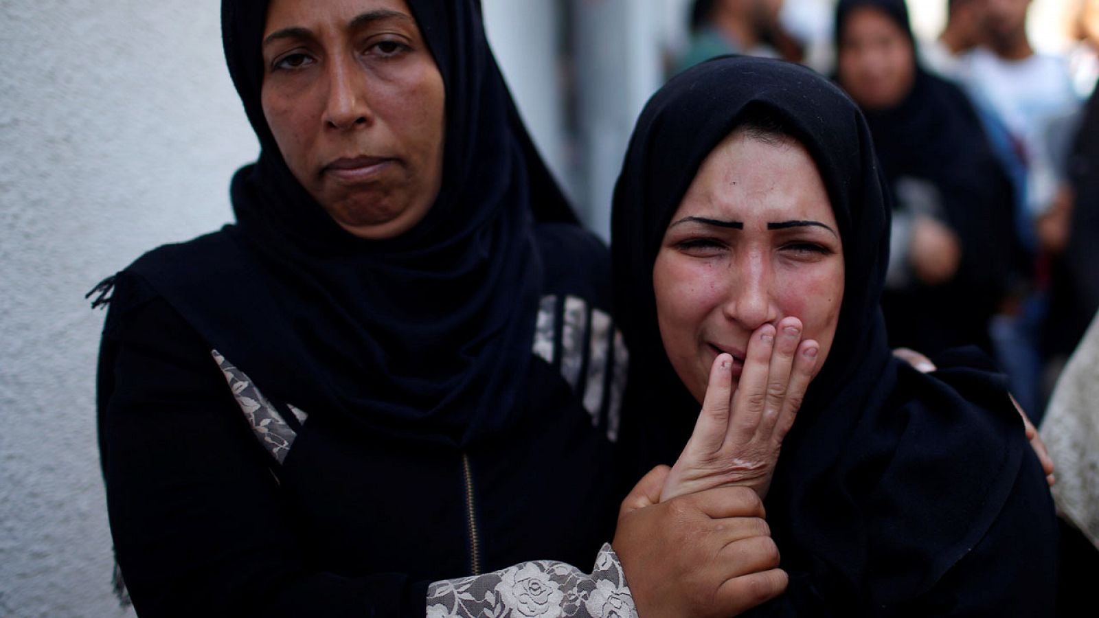 La madre de la bebé palestina de ocho meses asesinada en Gaza llora en su funeral