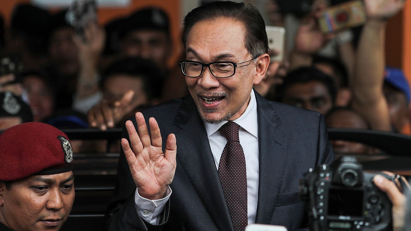 El exlíder de la oposición de Malasia Anwar Ibrahim sale de una prisión