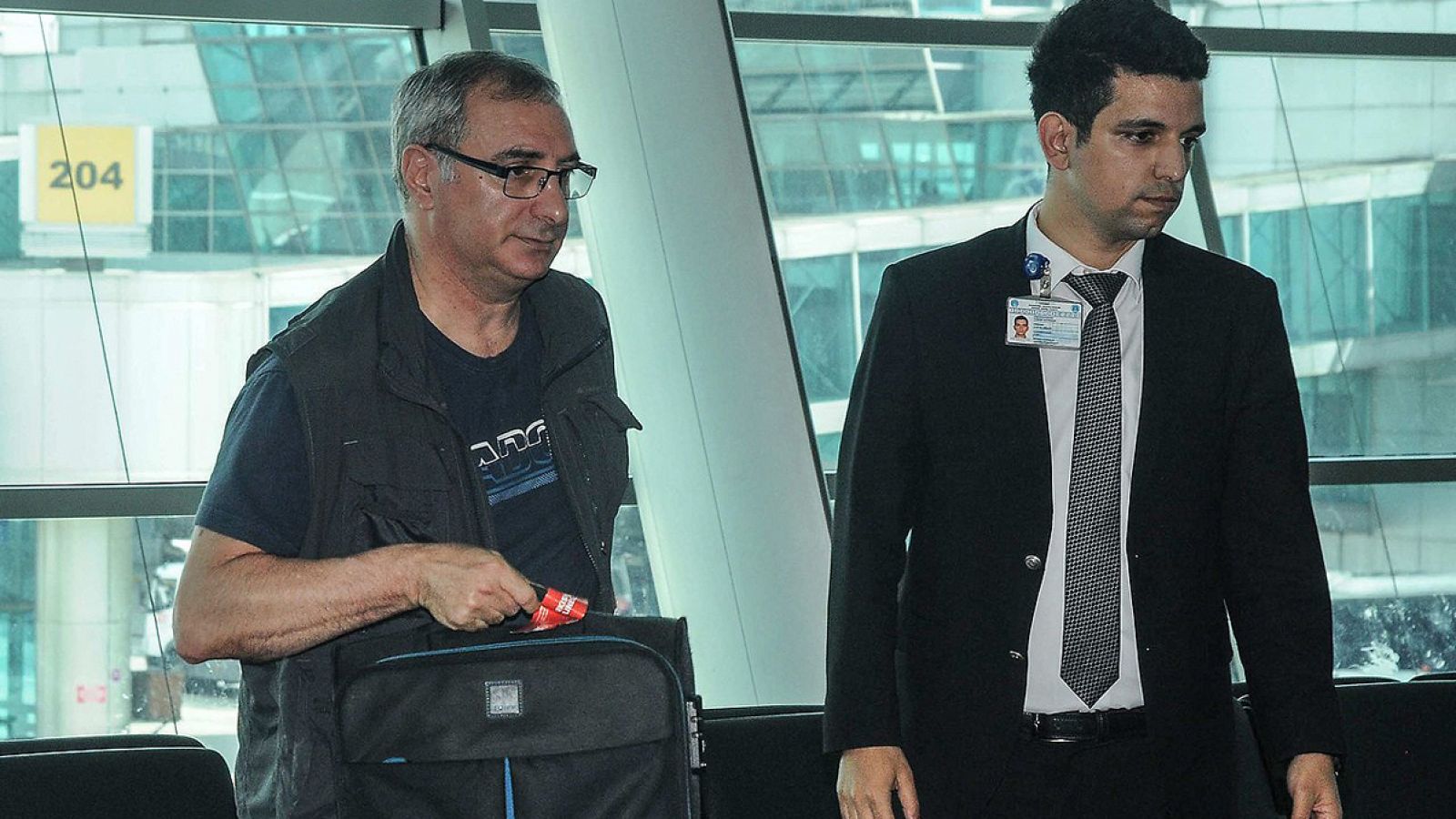 El embajador de Israel en Turquía, Eitan Naeh (izquierda, con gafas) se prepara para abandonar Turquía en el aeropuerto de Estambul
