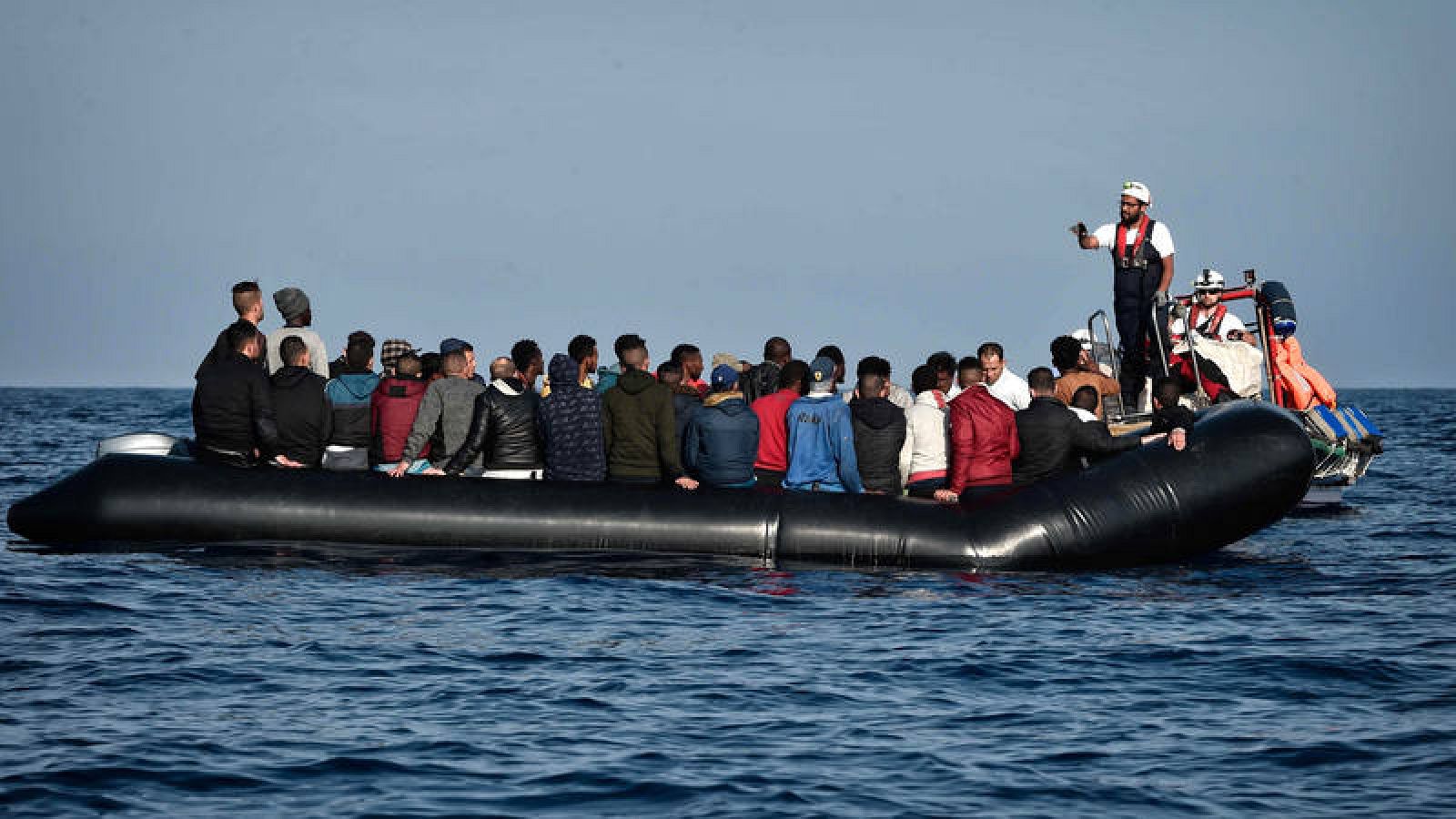 Una zodiac cargada de migrantes y refugiados es interceptada frente a las costas de Libia