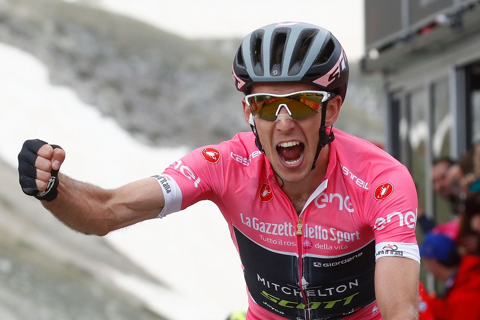 Simon Yates celebra la victoria en la etapa 9 del Giro de Italia 2018.