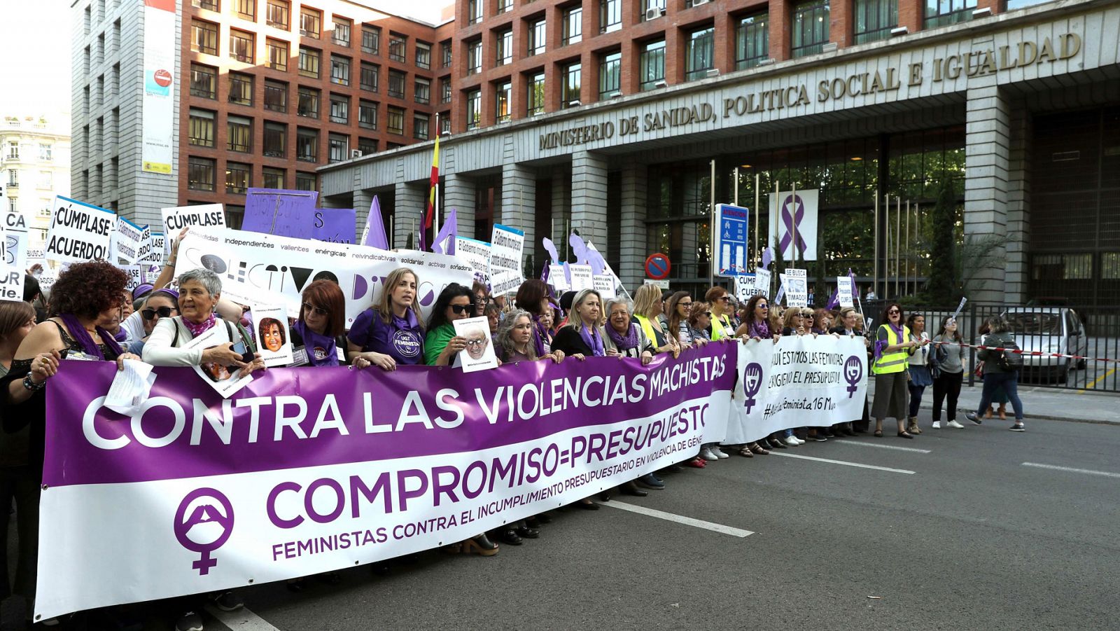 Momento de la cabecera de la manifestación de Madrid pasando por el Ministerio de Sanidad, Política Social e Igualdad