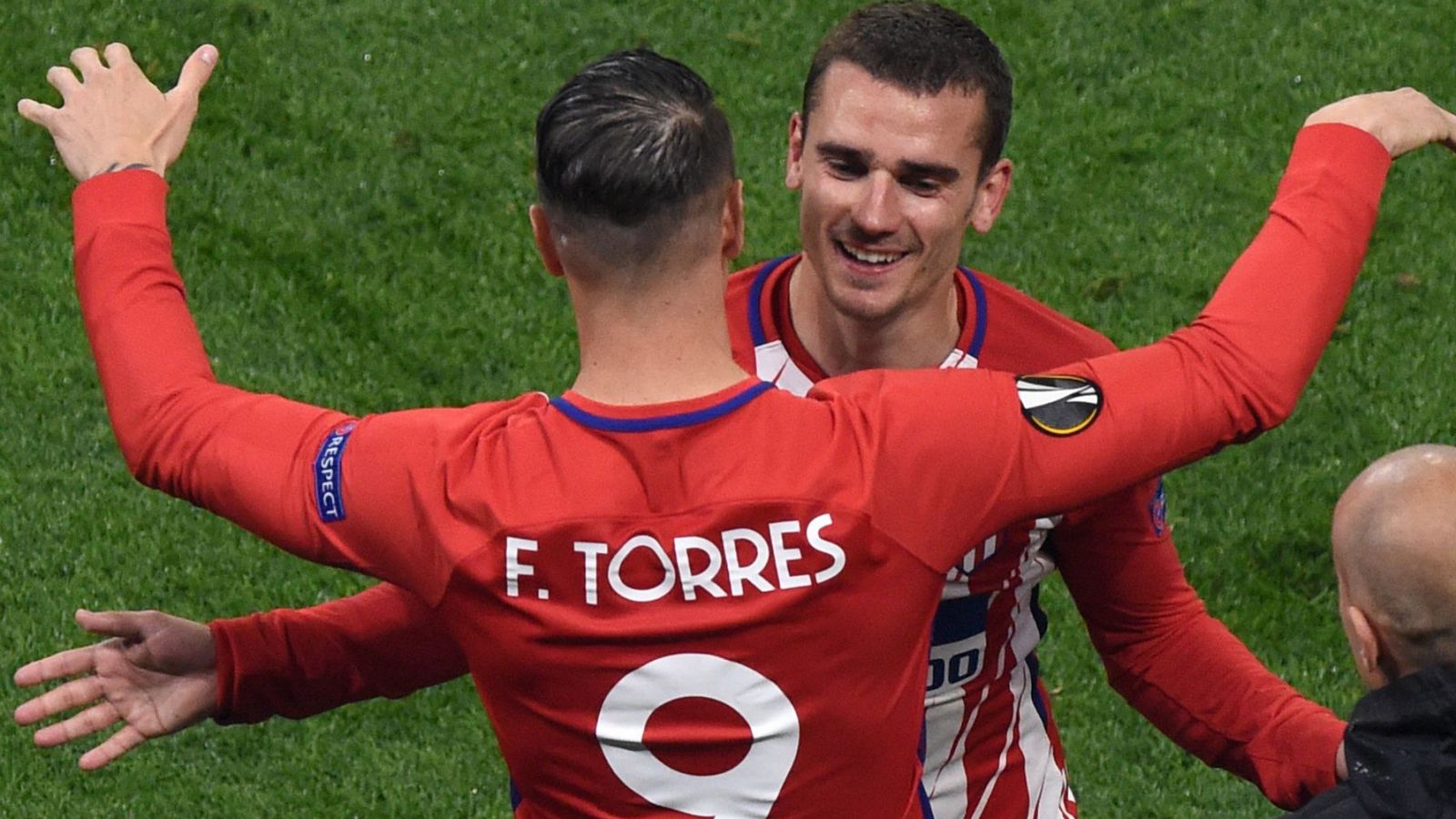 Griezmann se abraza con Fernando Torres en el momento del cambio.