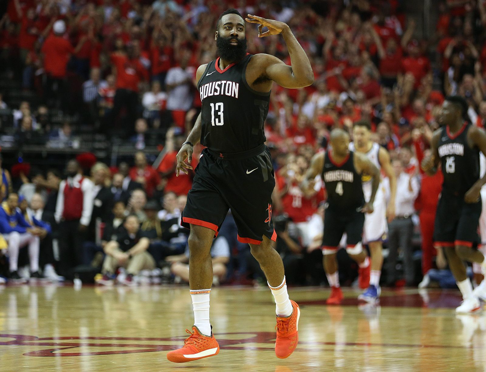 El escolta de los Houston Rockets James Harden celebra uno de sus triples durante el segundo partido.