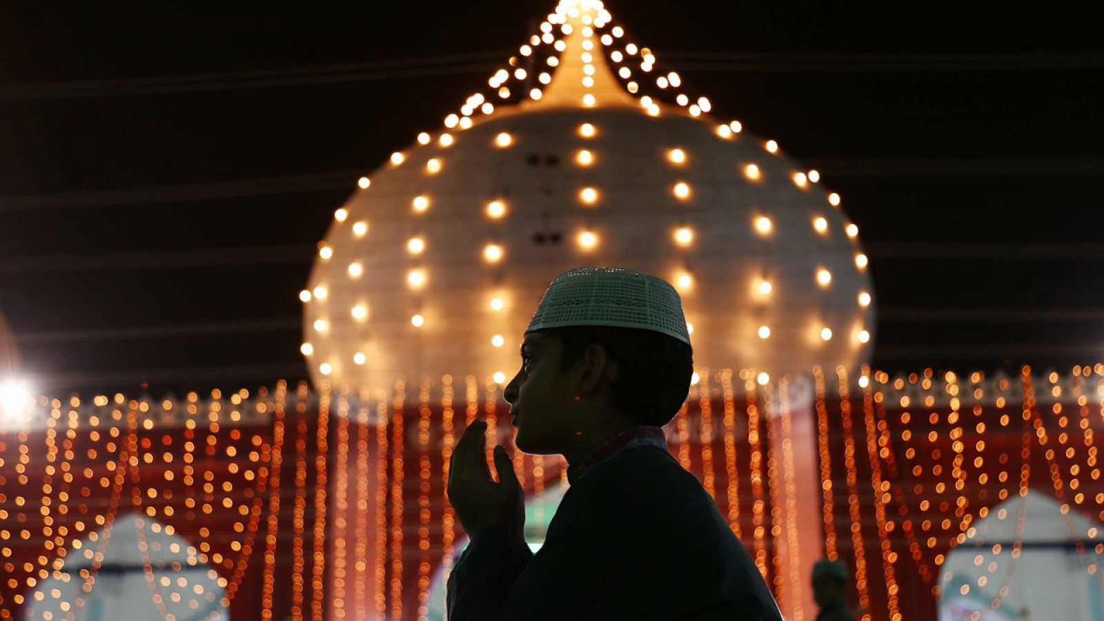 Un niño reza en una mezquita en Karachi, Pakistán, durante la primera jornada del Ramadán