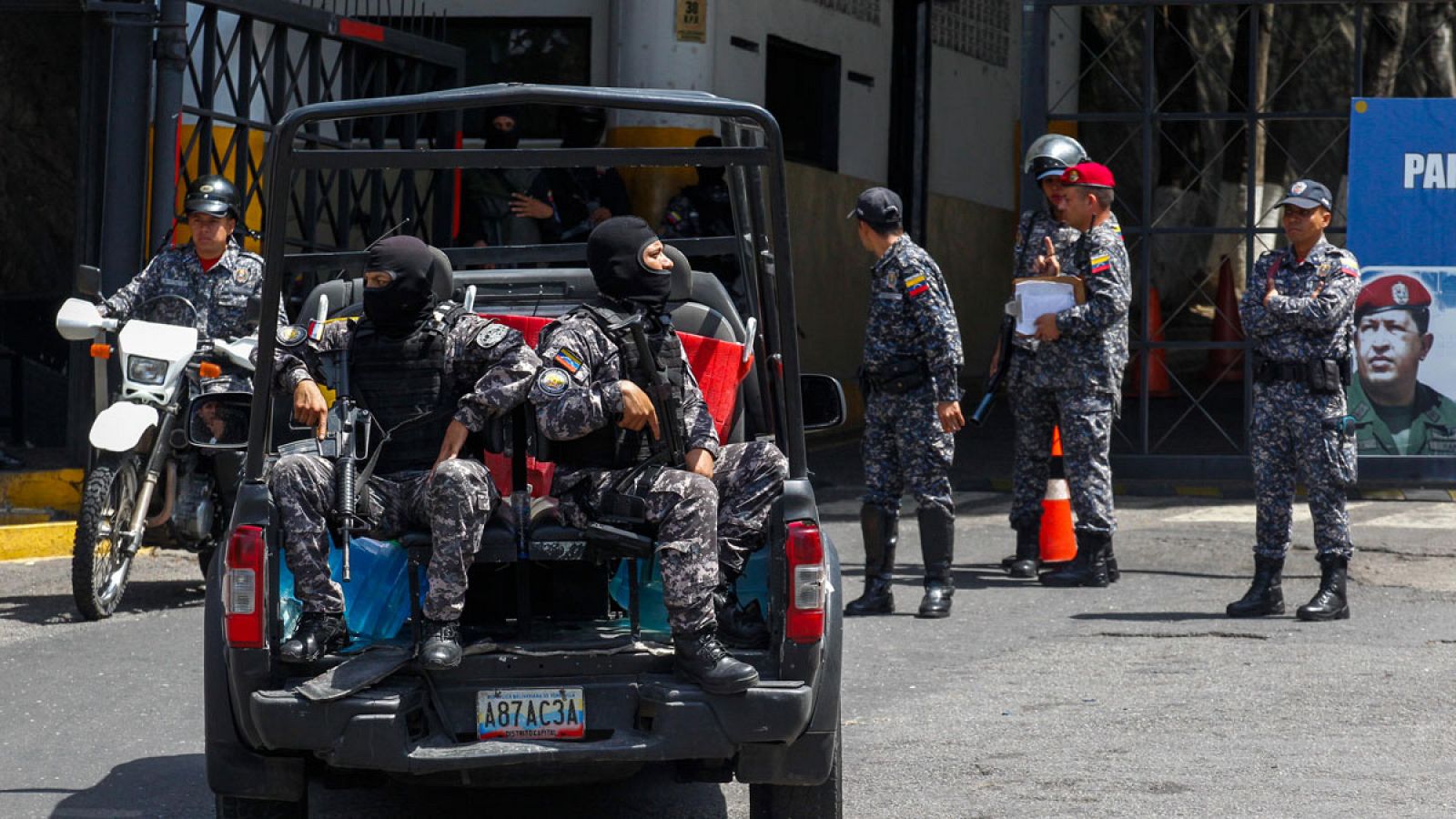 Agentes de seguridad resguardando la sede del Servicio Bolivariano de Inteligencia (Sebin) el jueves 17 de mayo, en Caracas (Venezuela).