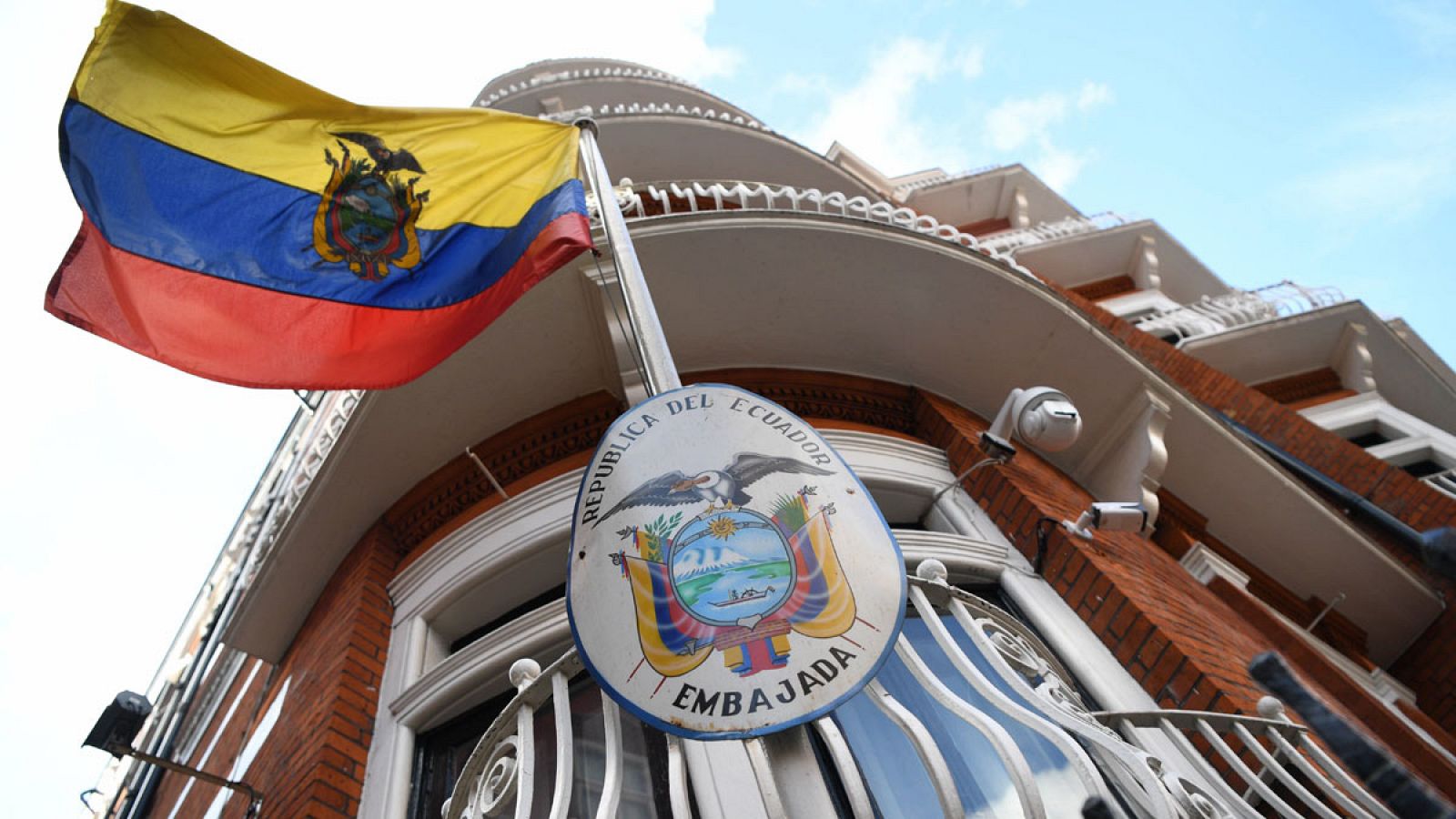 Exterior de la embajada de Ecuador en Londres (Reino Unido).
