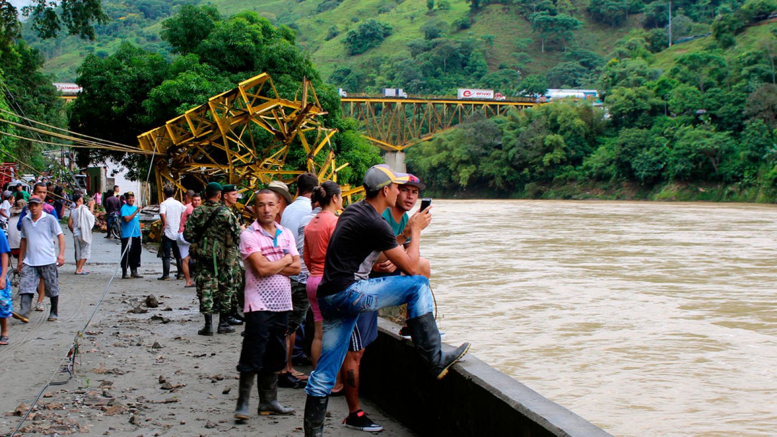 Varios ciudadanos observan el cauce del río Cauca a la altura del corregimiento de Puerto Valdivia (Colombia)