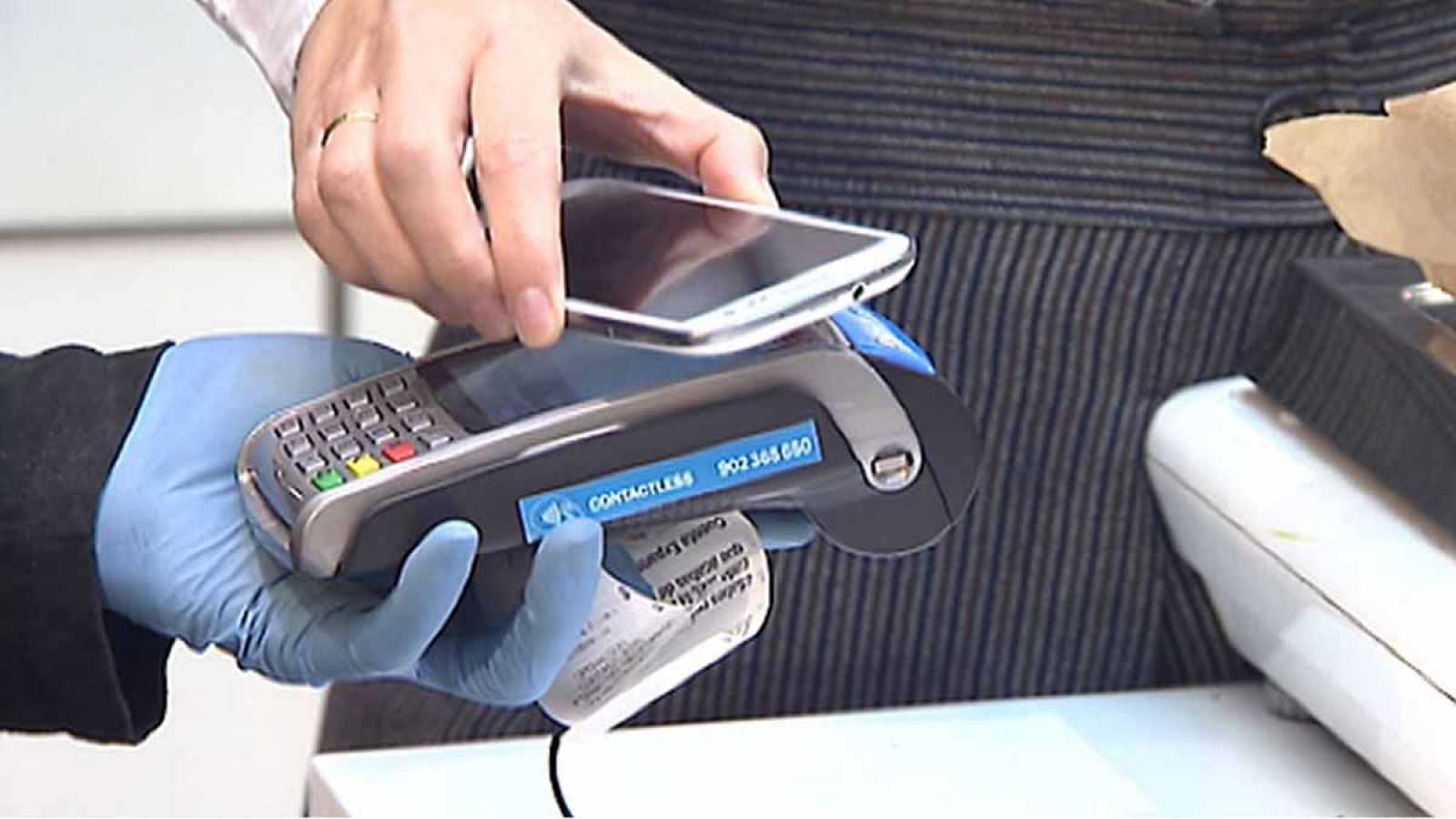Imagen de archivo de un pago con tarjeta a través del móvil