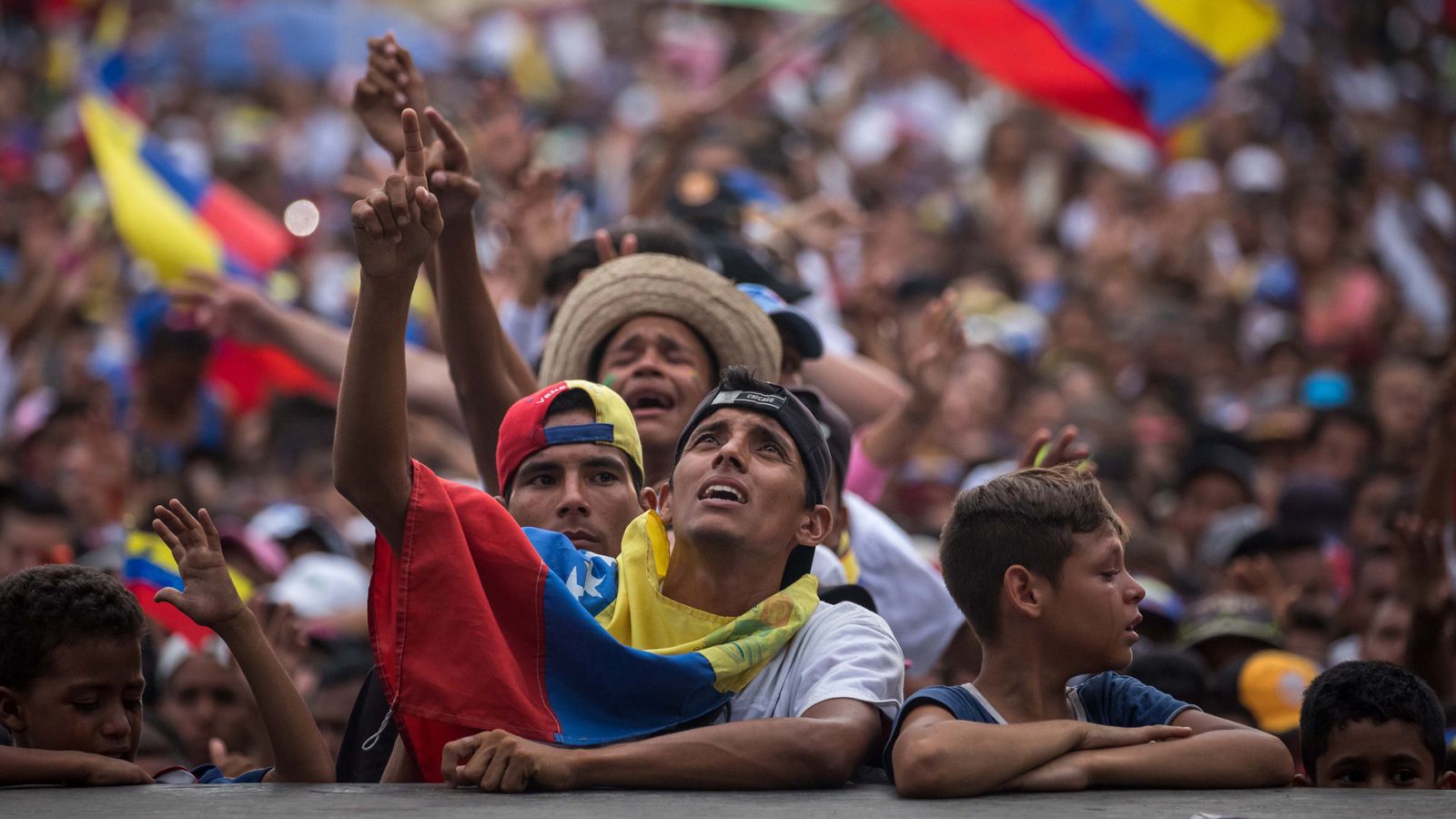 Partidarios del candidato venezolano Javier Bertucci en su cierre de campaña