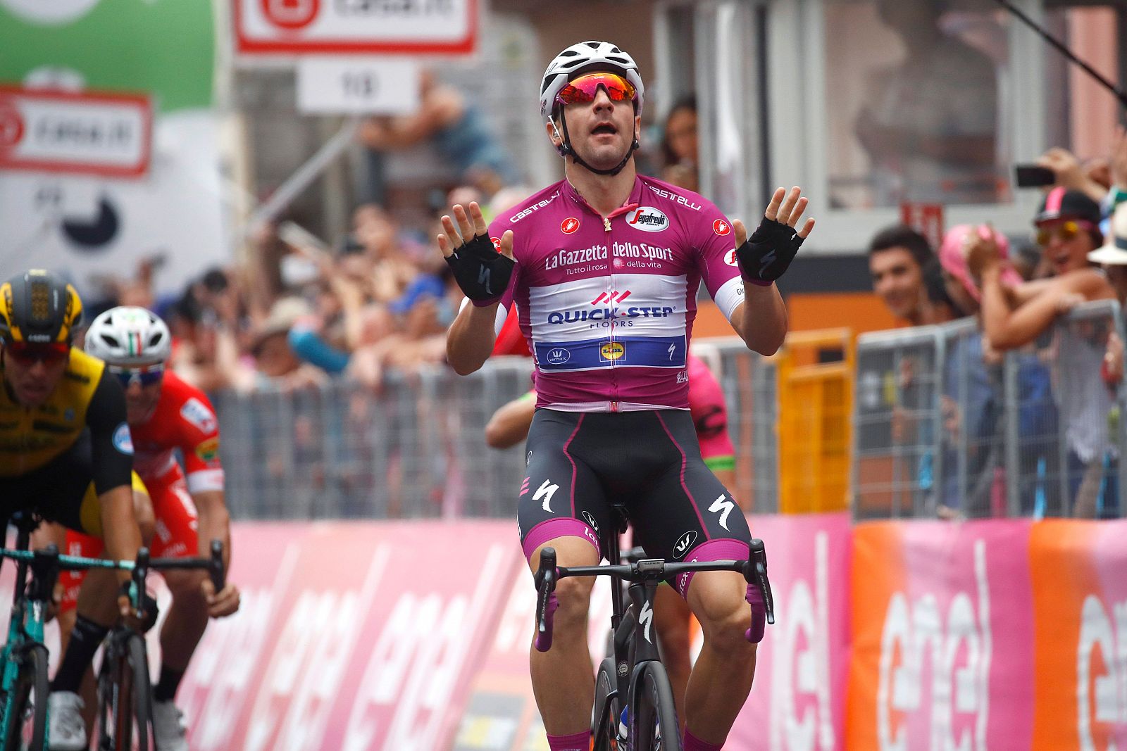 El italiano Elia Viviani celebra su victoria en la etapa 13 del Giro 2018.