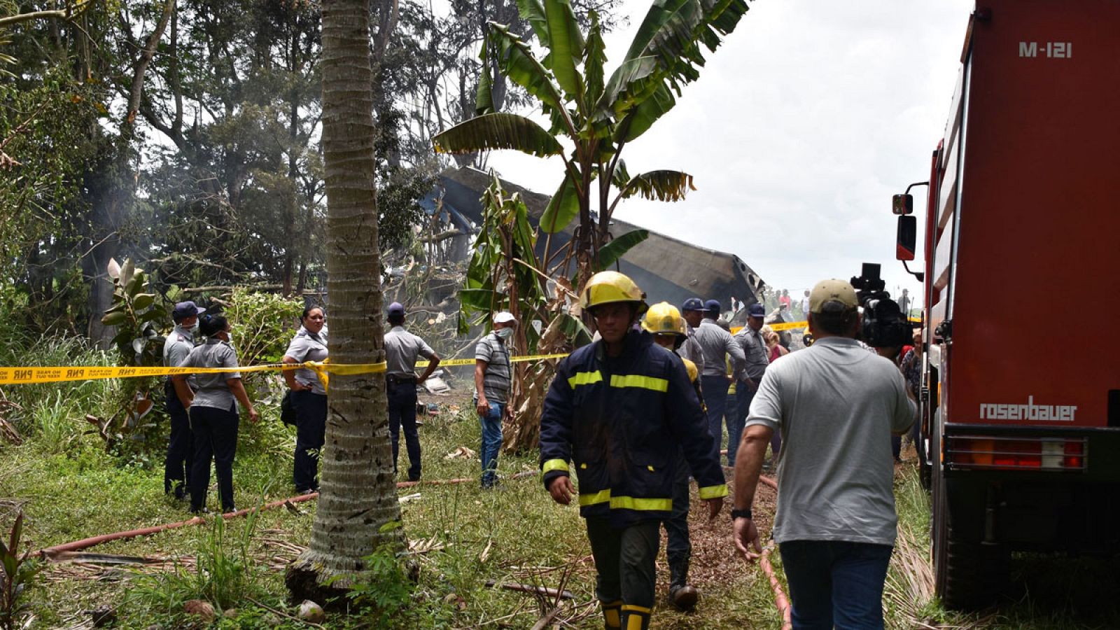 Imagen de los equipos de emergencia trabajando en el lugar de la tragedia.