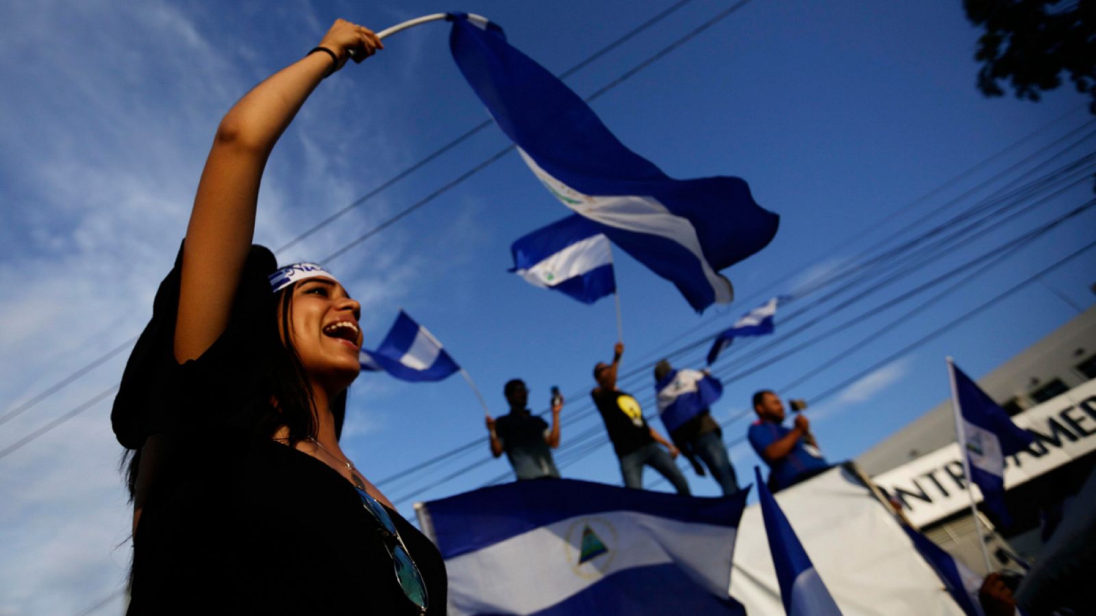 Una joven ondea una bandera de Nicaragua durante una protesta celebrada el viernes 18 de mayo en Managua