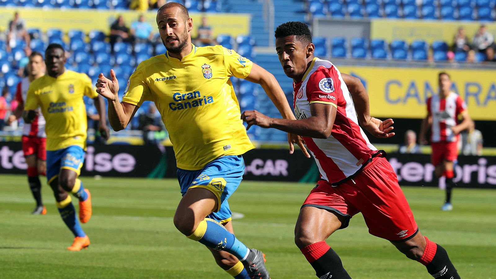 El delantero del Girona Anthony Lozano pugna un balón con Gálvez, de Las Palmas.