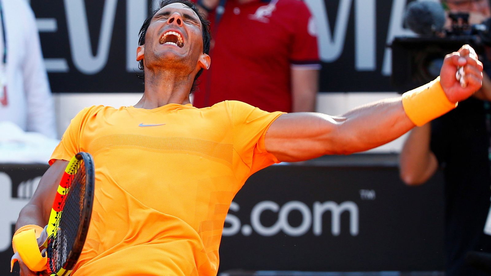 Rafa Nadal celebra su victoria sobre Novak Djokovic.