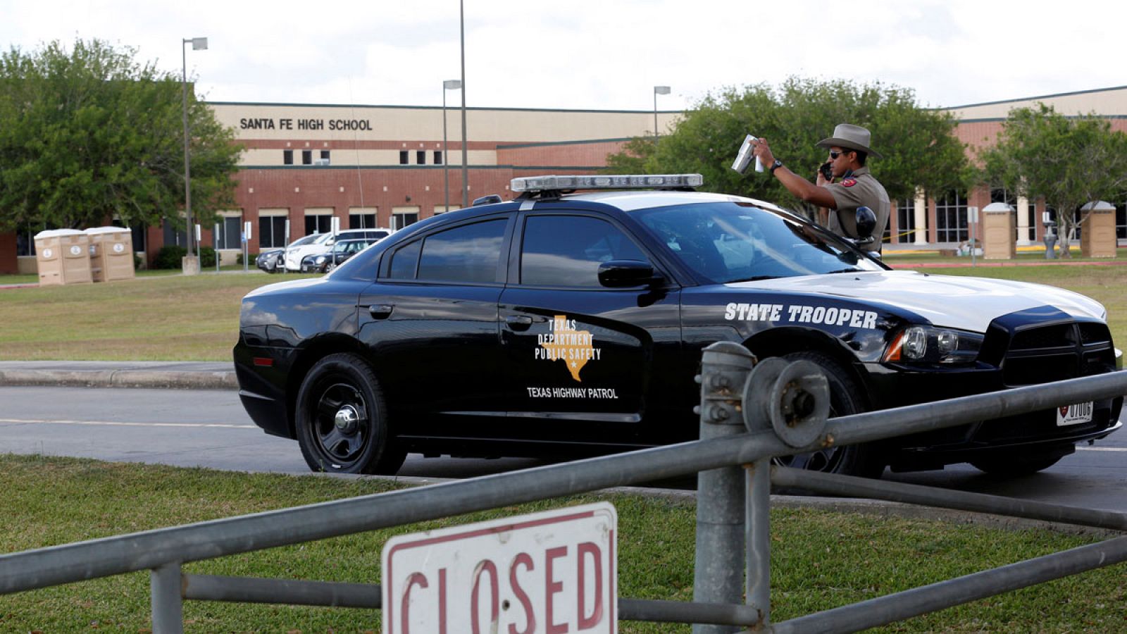 Un policía en el exterior del instituto de Santa Fe (Texas) en el que tuvo lugar el tiroteo.
