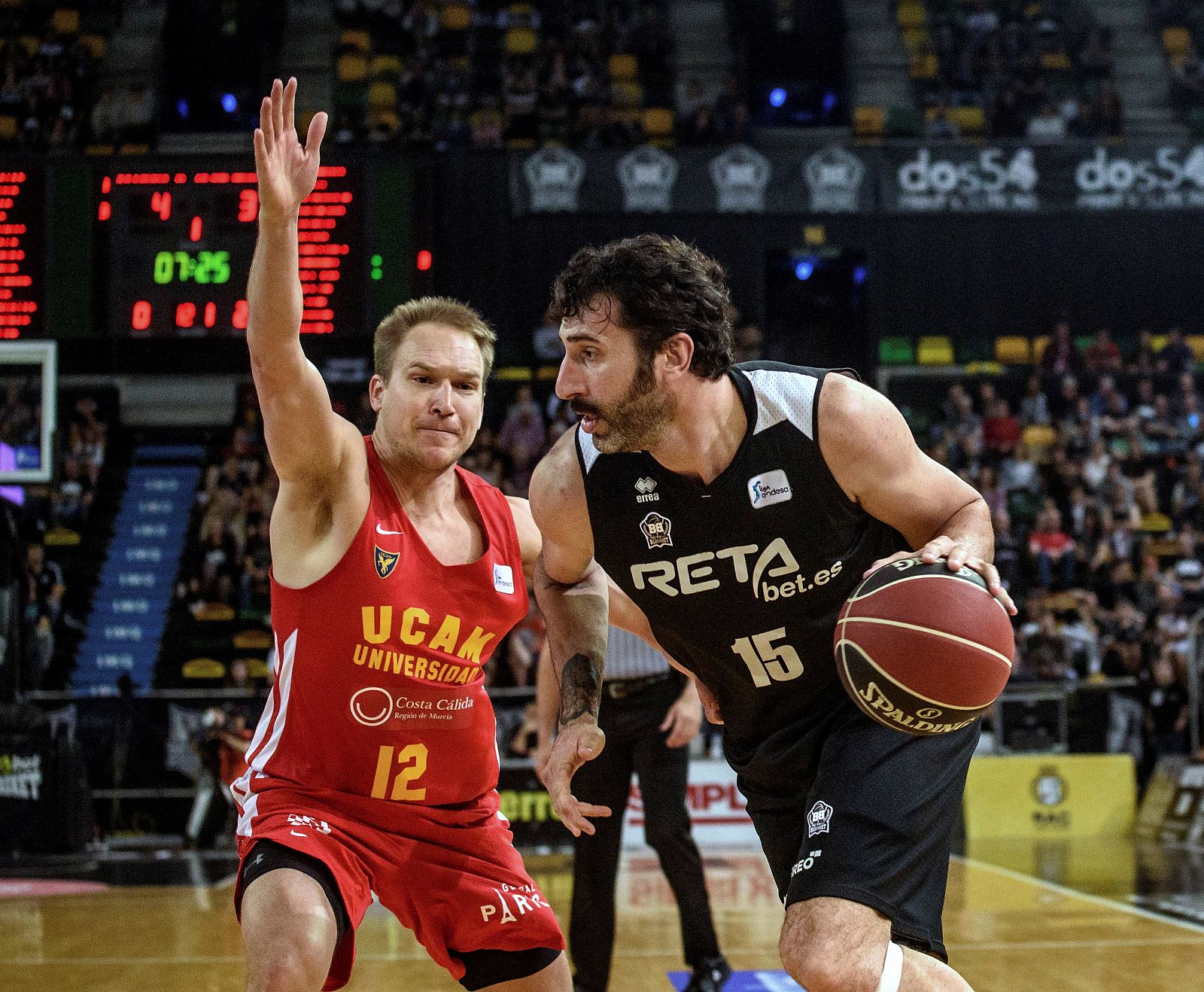 Brad Oleson intenta bloquear al alero del RETAbet Bilbao Basket, Álex Mumbrú.