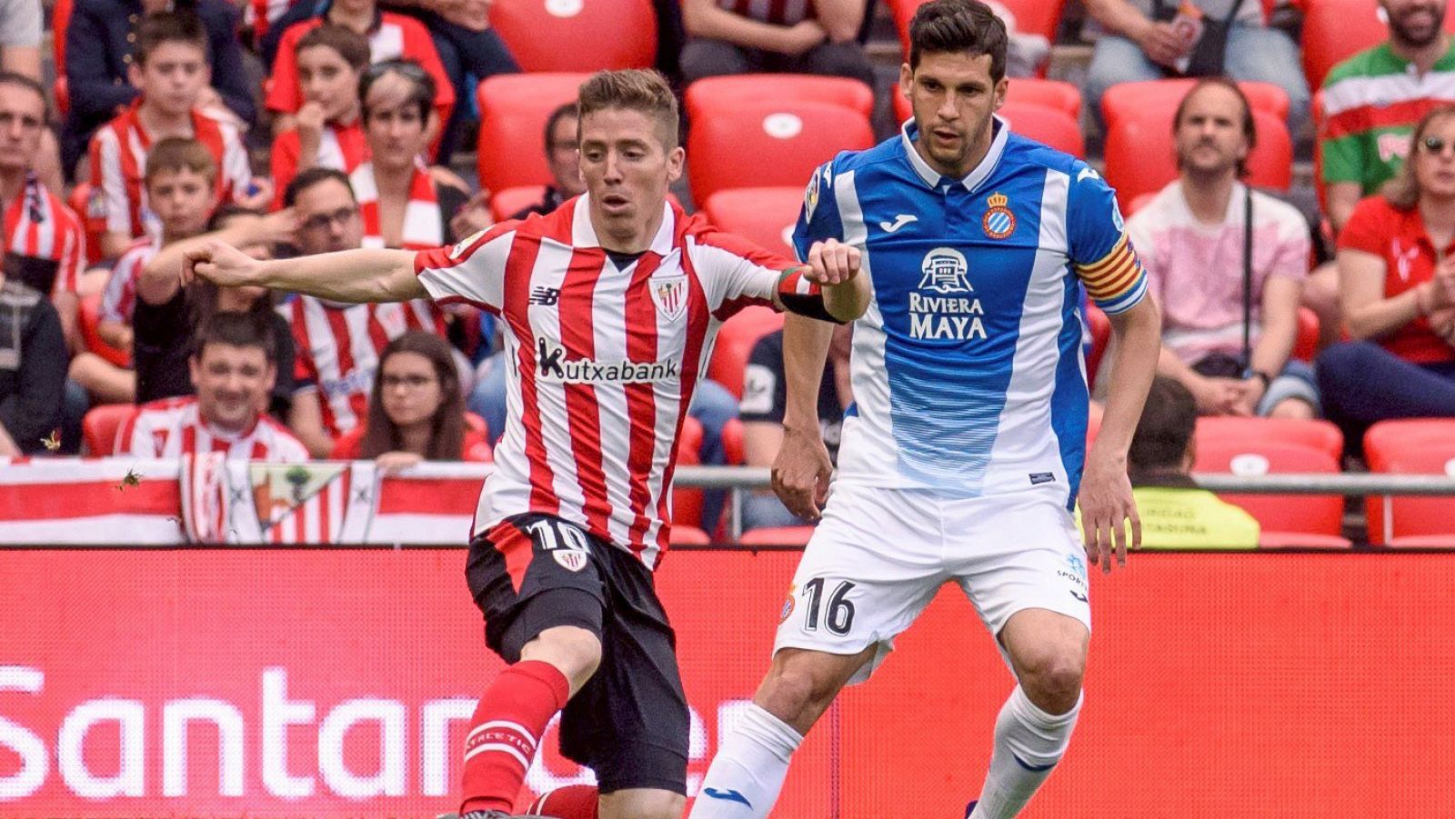 El delantero del Athletic de Bilbao, Iker Muniain (i), disputa un balón con el defensa del Espanyol, Javi López (d).