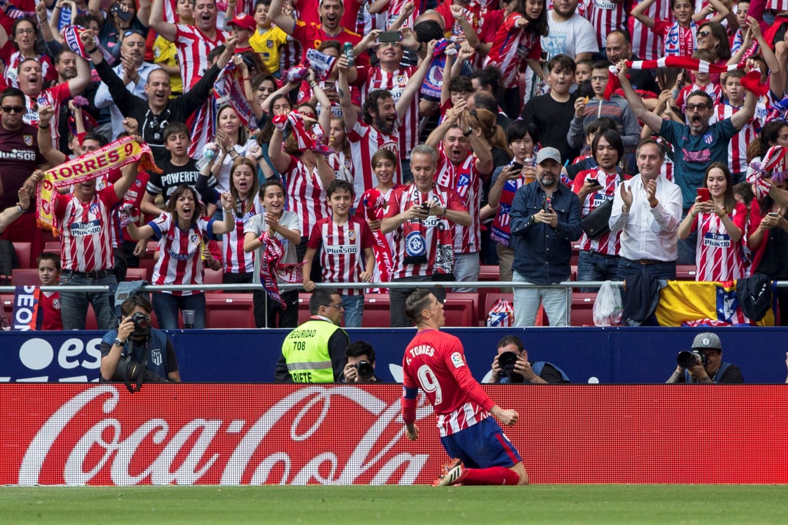 El delantero del Atlético de Madrid, Fernando Torres, celebra el gol contra el Eibar.
