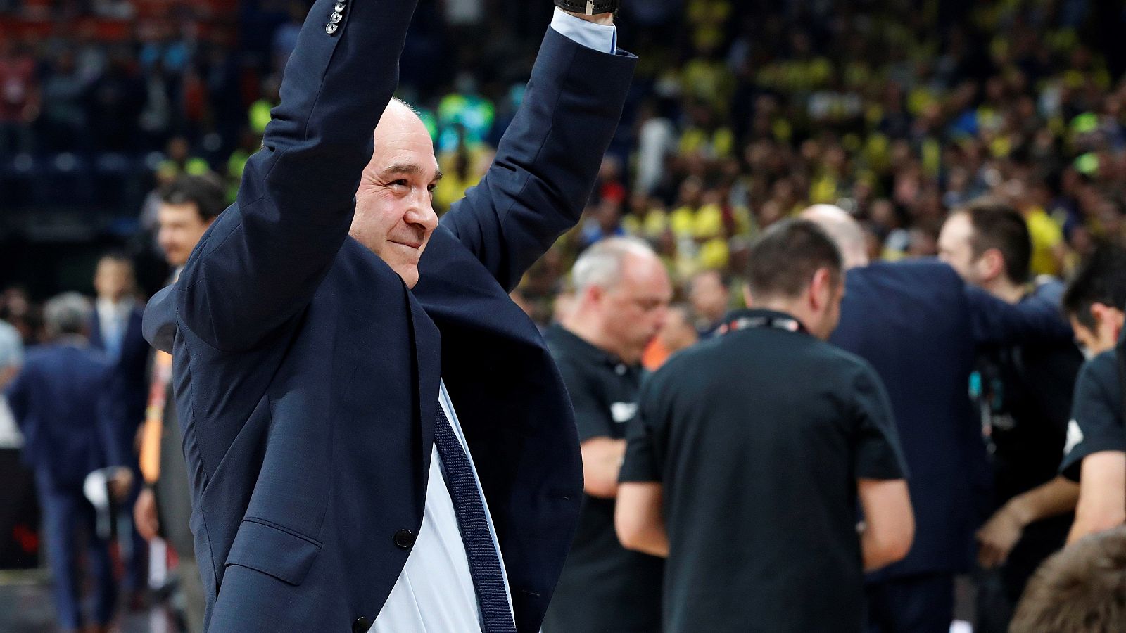 El entrenador del Real Madrid Pablo Laso celebra la victoria del equipo ante el Fenerbahce.