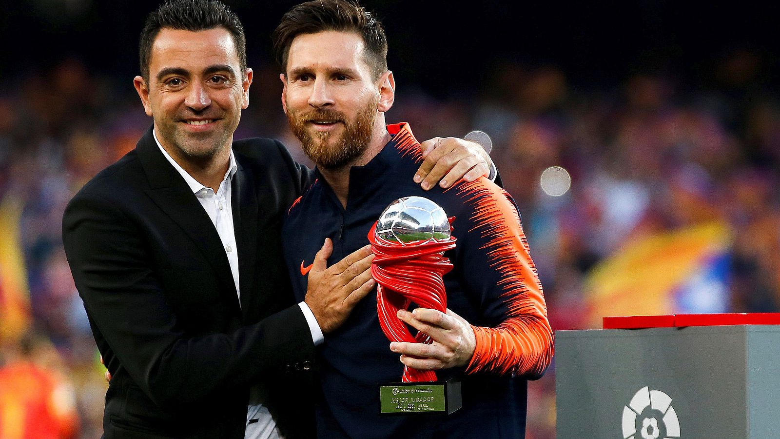 Xavi Hernández entrega a Messi el premio a mejor jugador del Mess.