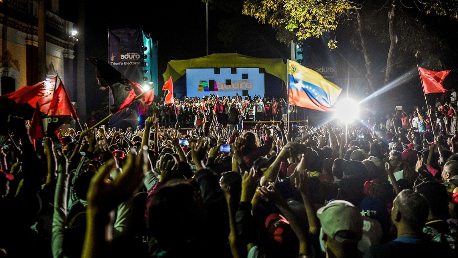 Seguidores de Nicolás Maduro siguen su mitin tras las elecciones en Venezuela