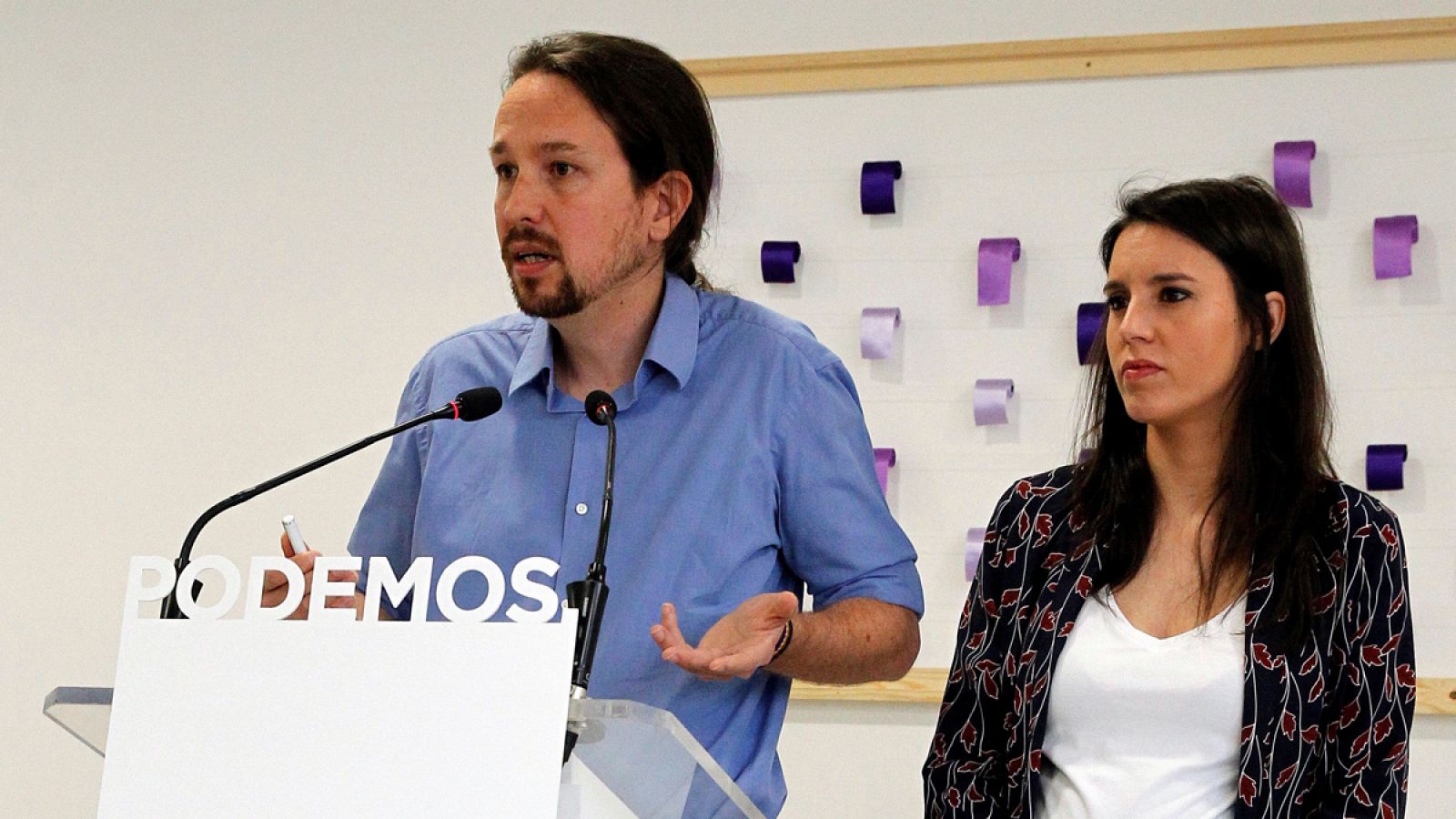 El secretario general de Podemos, Pablo Iglesias, y la portavoz parlamentaria, Irene Montero