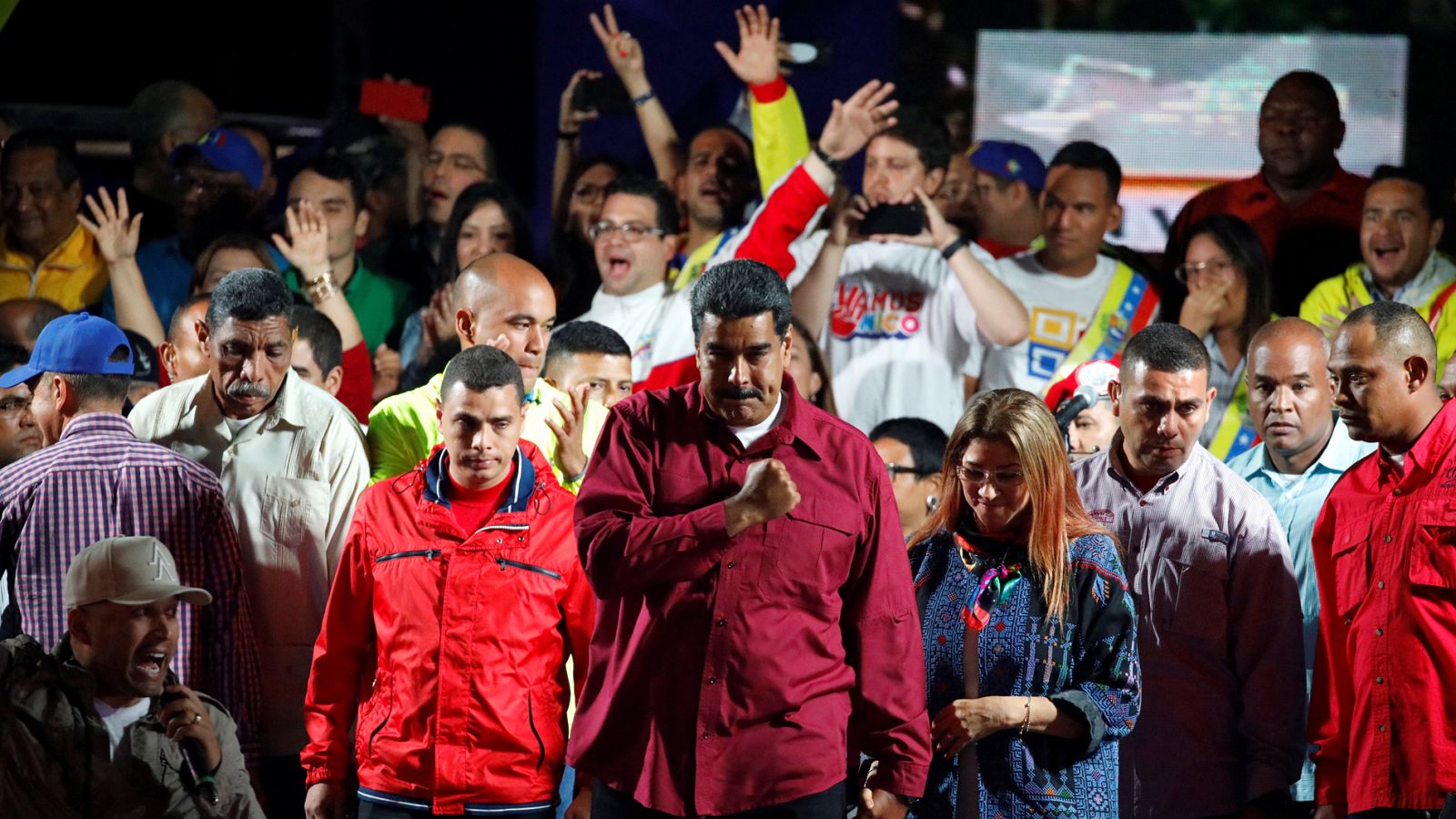 El presidente venezolano Nicolas Maduro junto a sus partidarios tras conocer los resultados de las elecciones