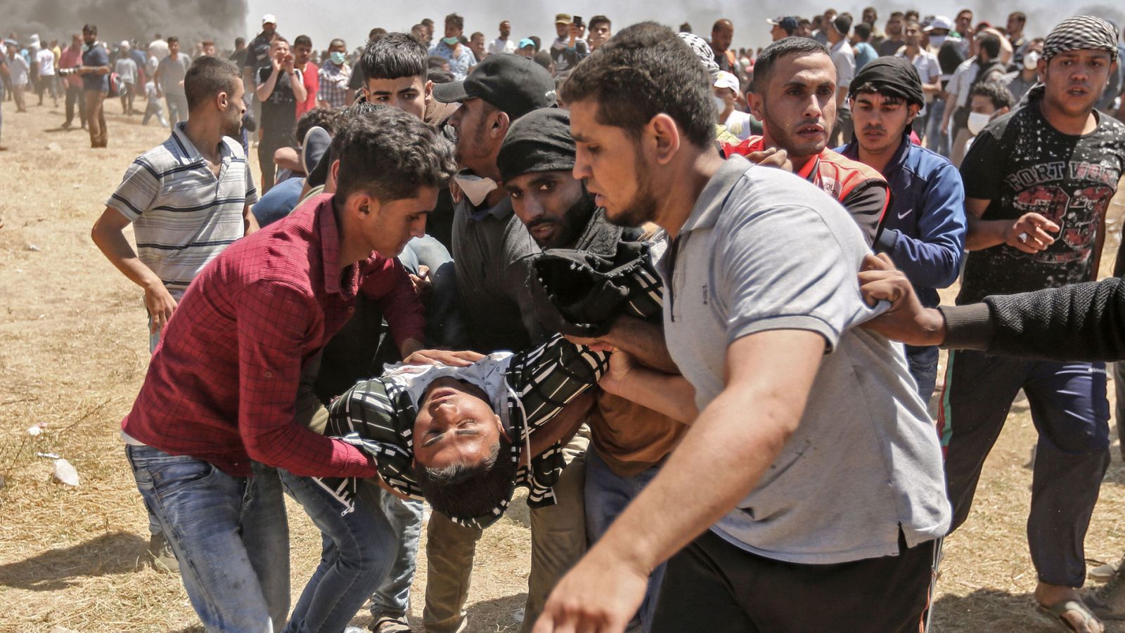 Palestinos llevan a un hombre herido en las protestas del pasado lunes 14 de mayo en Gaza