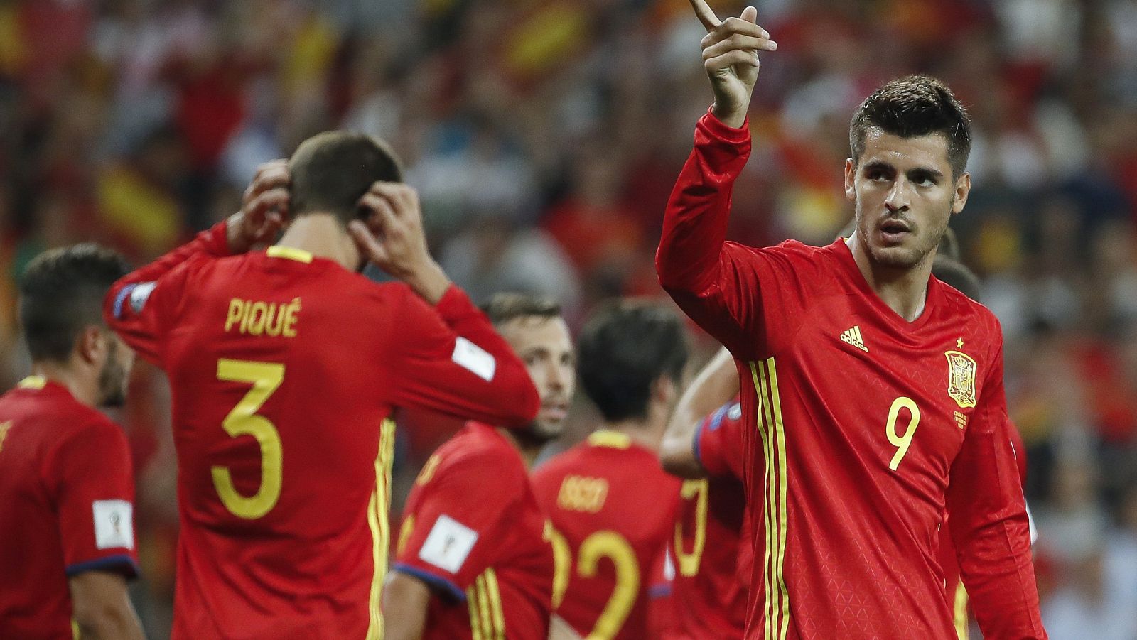 El delantero del Chelsea, Álvaro Morata (d), en un partido con la selección española.