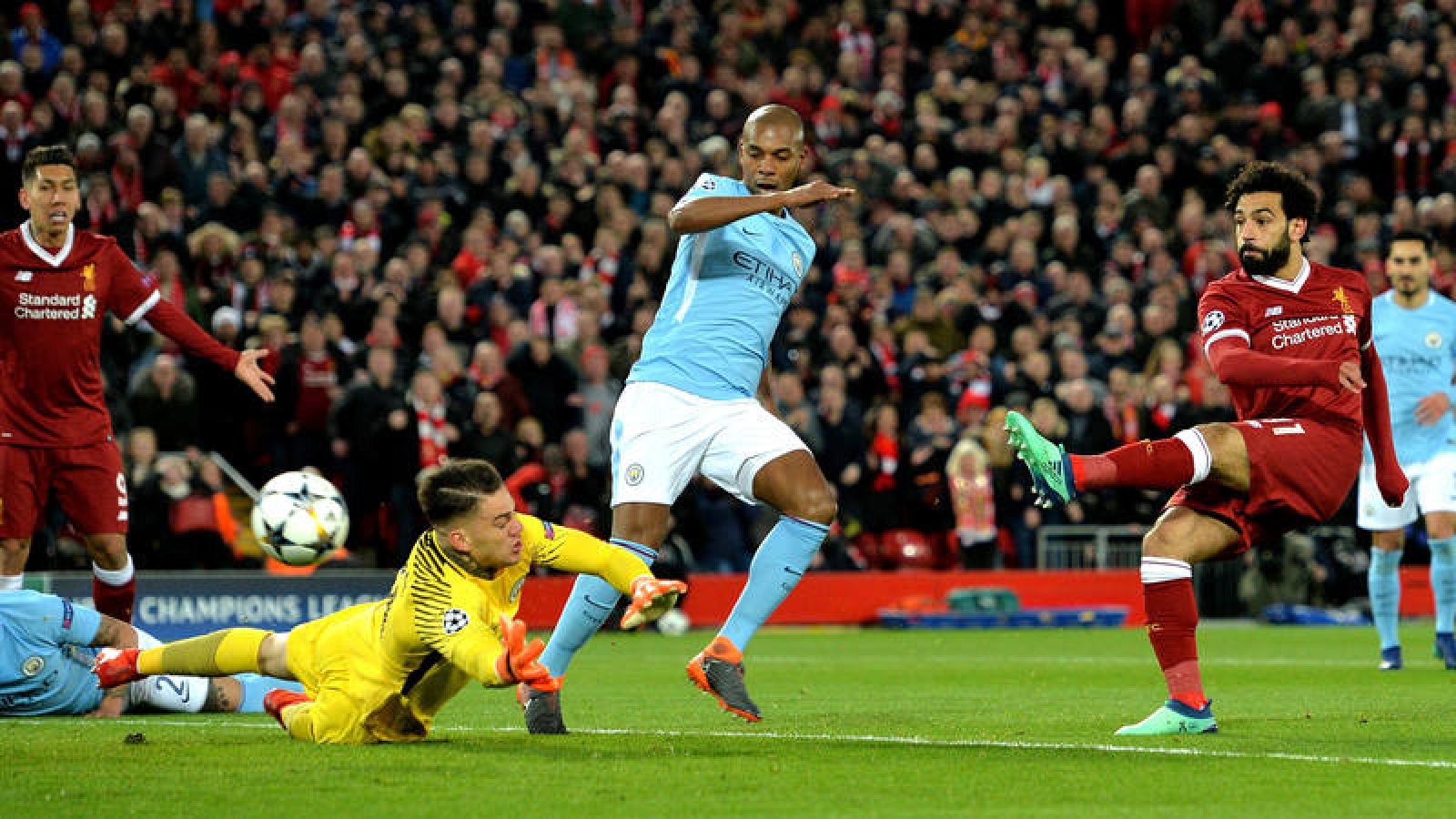 Mohamed Salah (d) de Liverpool anota un gol durante el partido de cuartos de final entre FC Liverpool y Manchester City.