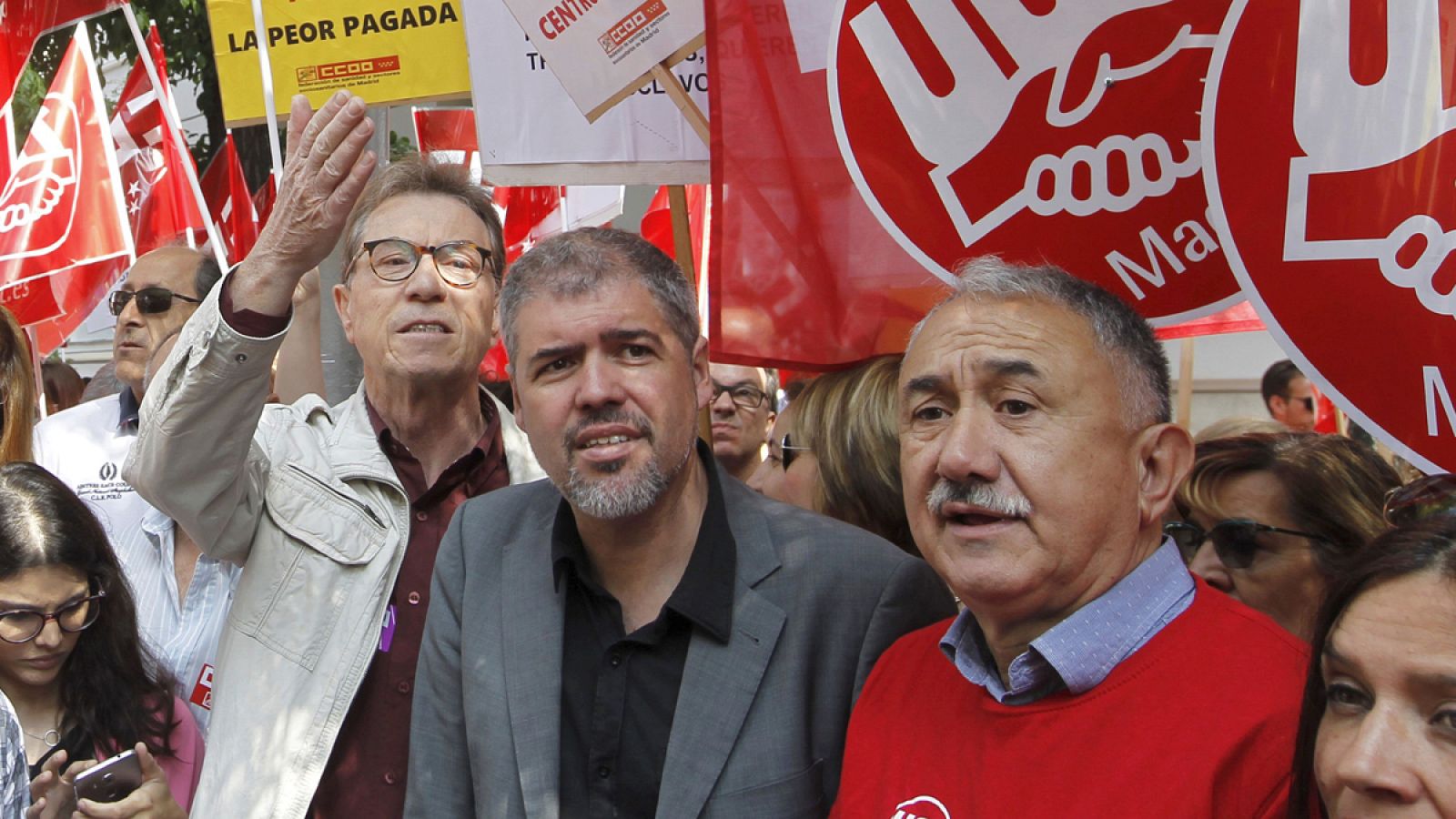 Los secretarios generales de CC.OO. y UGT, Unai Sordo y Pepe Álvarez, se concentran frente a la CEOE