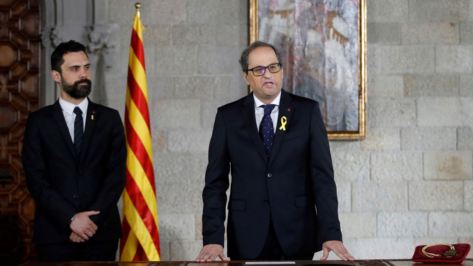 Quim Torra (d), acompañado por el presidente del Parlament, Roger Torrent (i), toma posesión de su cargo como presidente de la Generalitat, el pasado 17 de mayo.