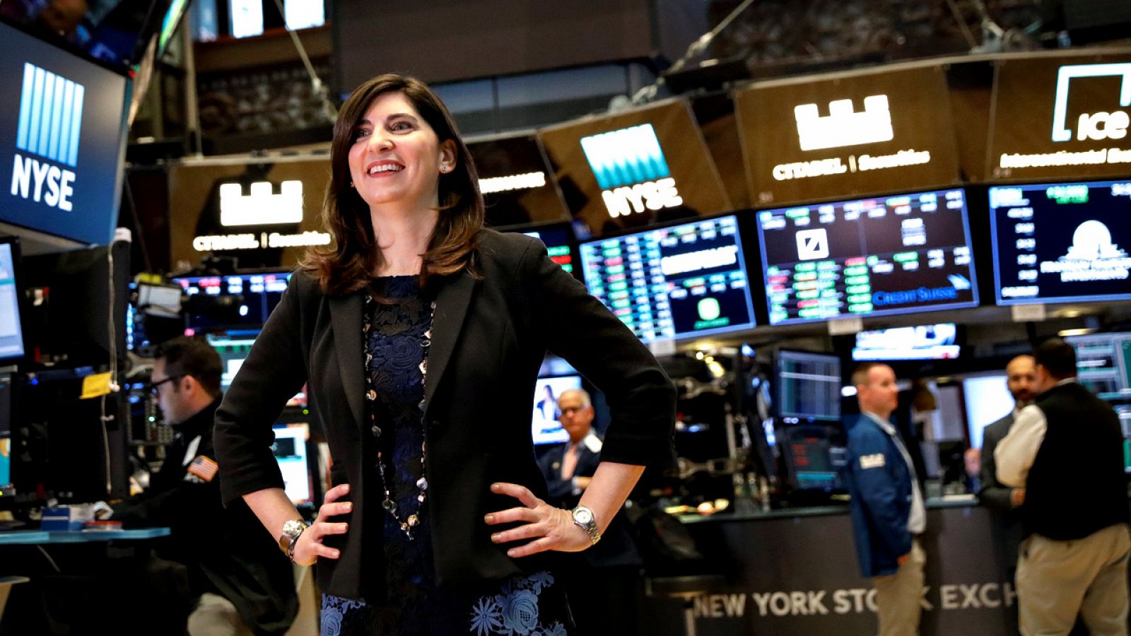 La nueva presidenta de la bolsa de Nueva York, Stacey Cunnigham, en el parqué de Wall Street
