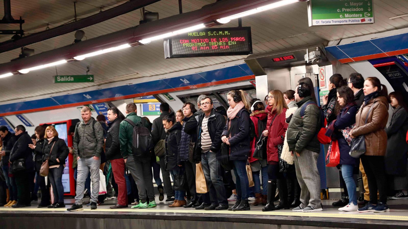 Estación de metro de Madrid de la línea 2 durante uno de los paros convocados en protesta por la "mala" gestión de la empresa con el amianto