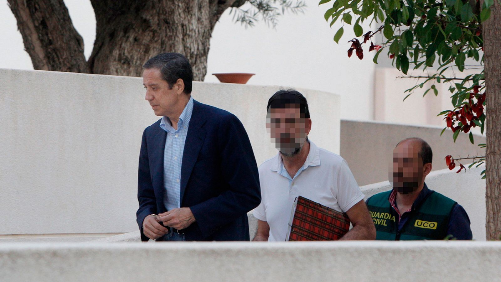 El expresidente de la Generalitat Valenciana Eduardo Zaplana a su llegada a su chalé de Benidorm con los agentes de la UCO