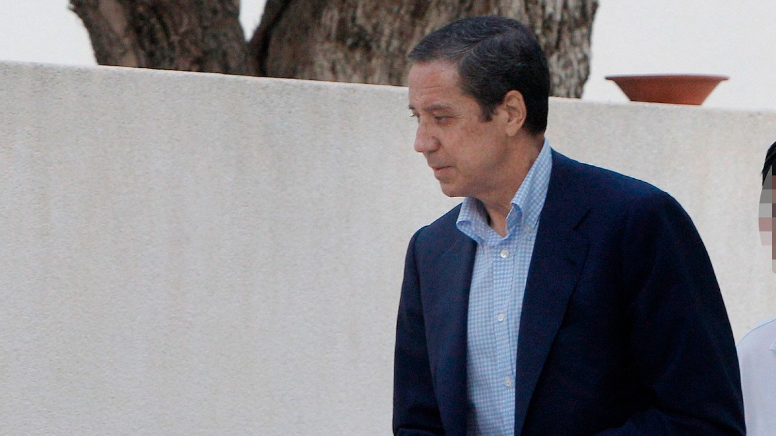 Eduardo Zaplana, llegando a su chalé de Benidorm para un registro de la Guardia Civil.