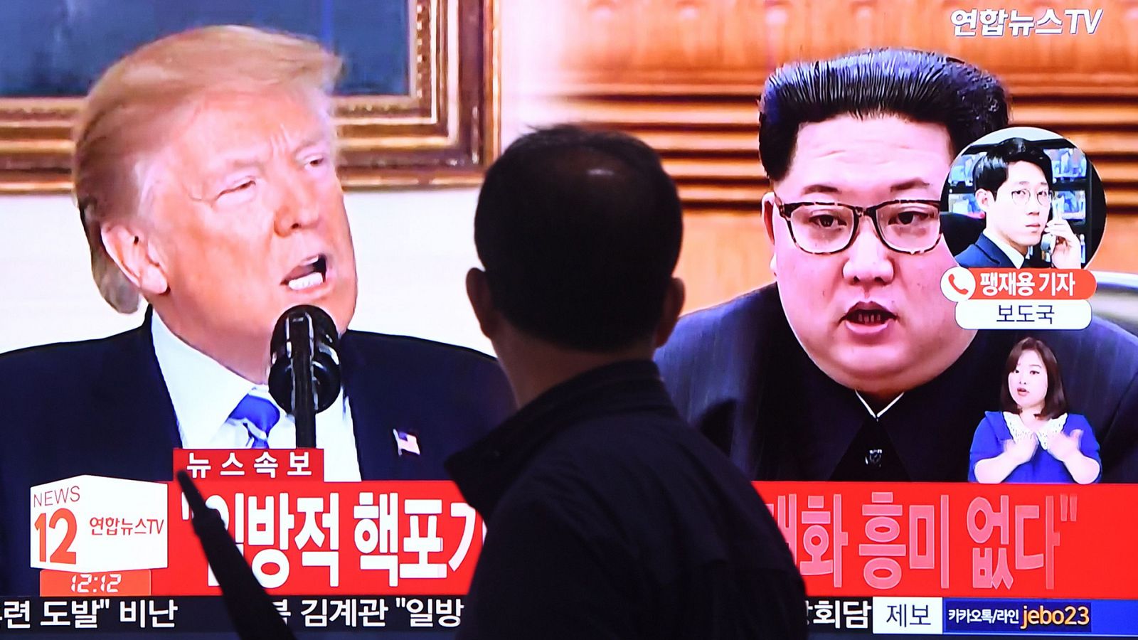 Una pantalla de televisión muestra en Seúl la imagen de Trump y Kim Jong-un