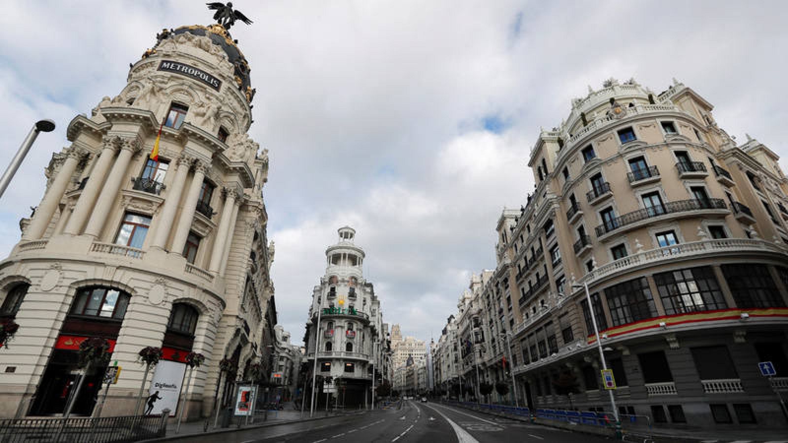 Confluencia de la Calle Gran Vía con la calle de Alcalá de Madrid, vacía de tráfico 