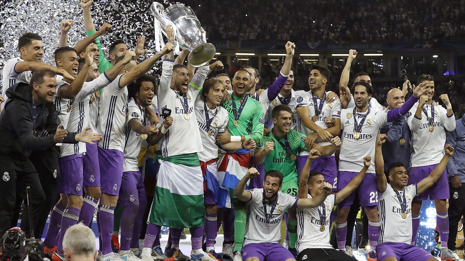 Los jugadores del Real Madrid levantan el trofeo de la Champions 2017 en Cardiff.