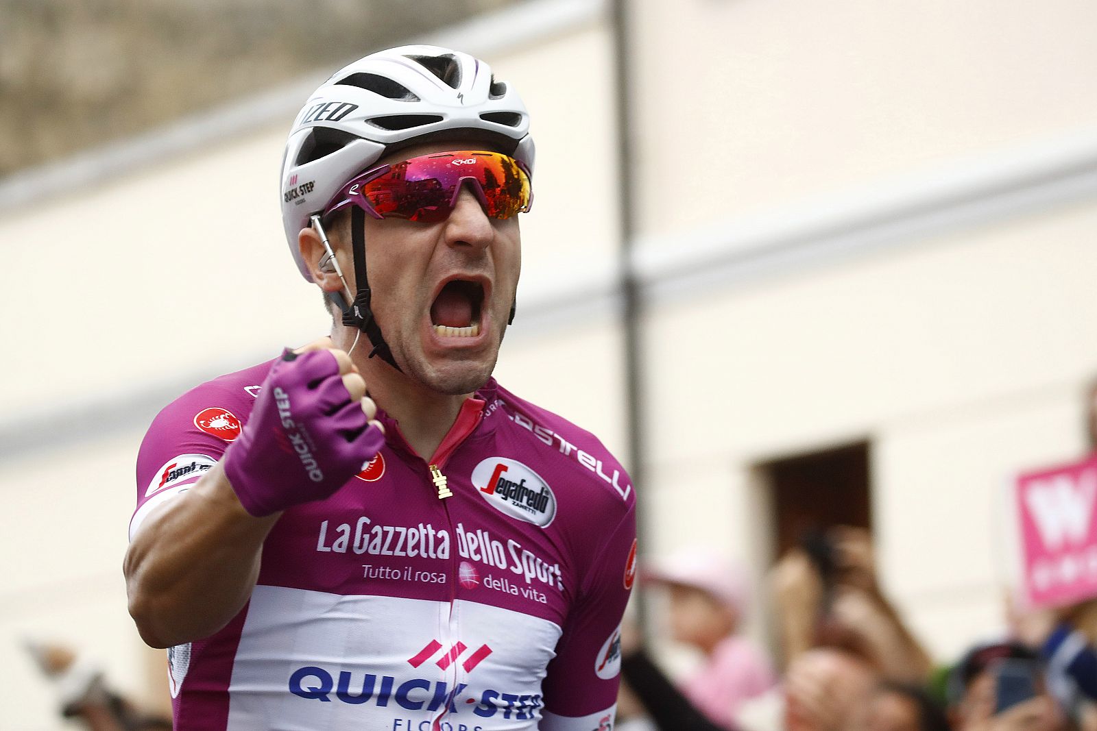 El italiano Elia Viviani celebra su victoria en la 13ª etapa del Giro de Italia 2018.