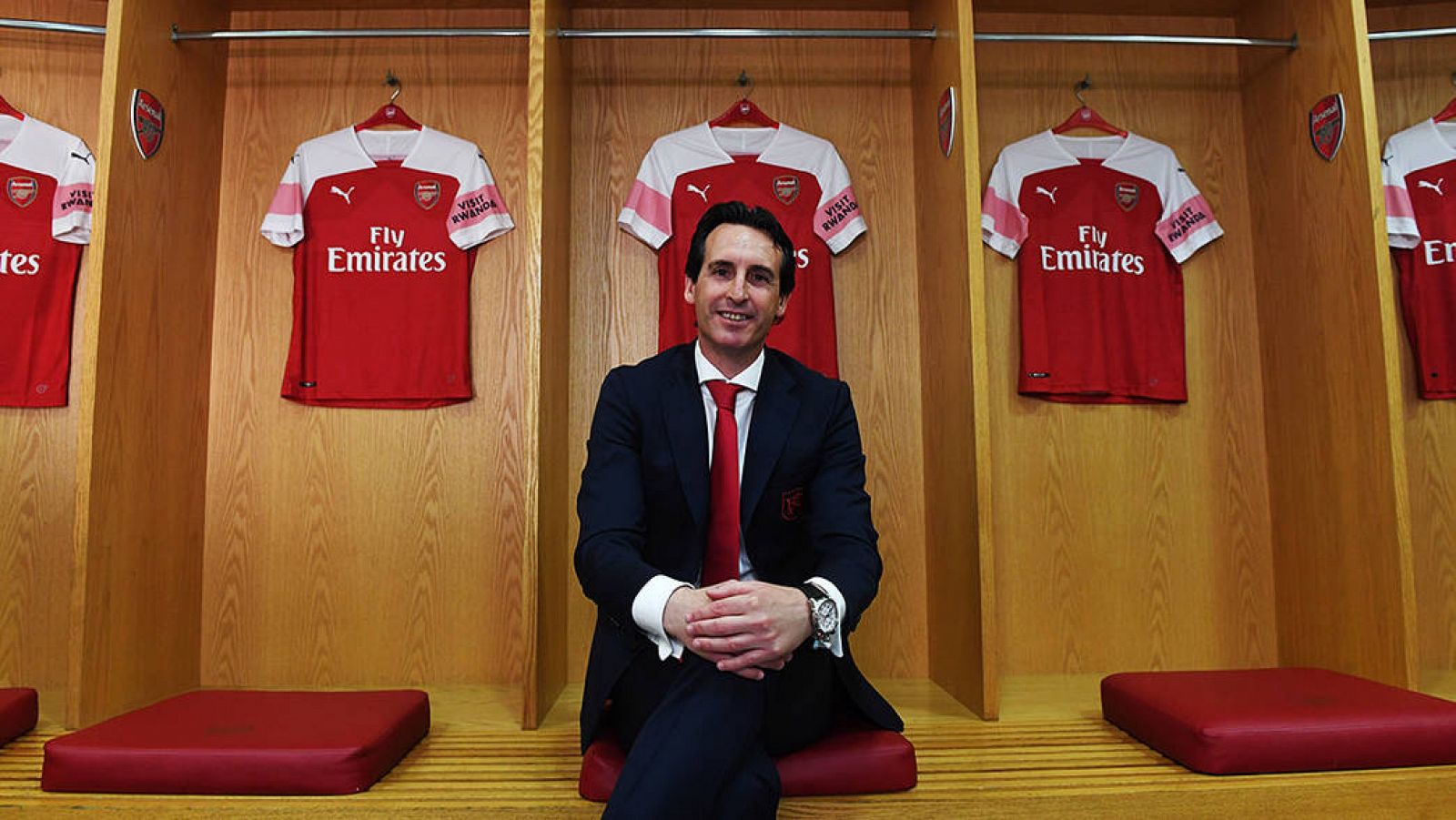 Unai Emery, posando en el vestuario del Arsenal.