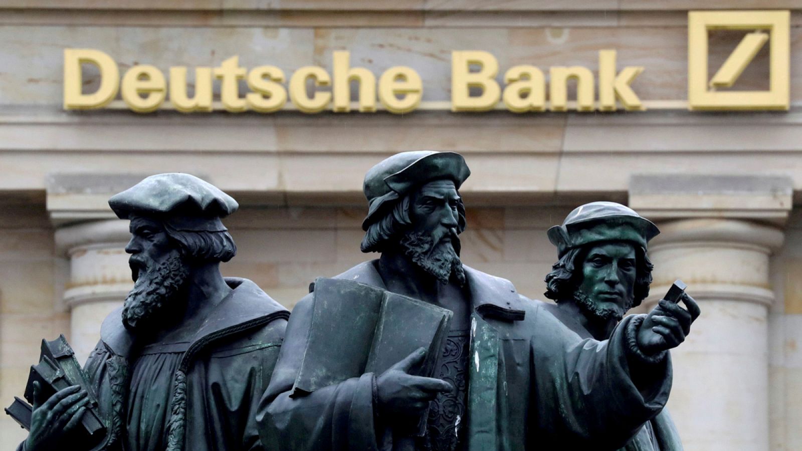 Esculturas ante la sede del Deutsche Bank en Fráncfort