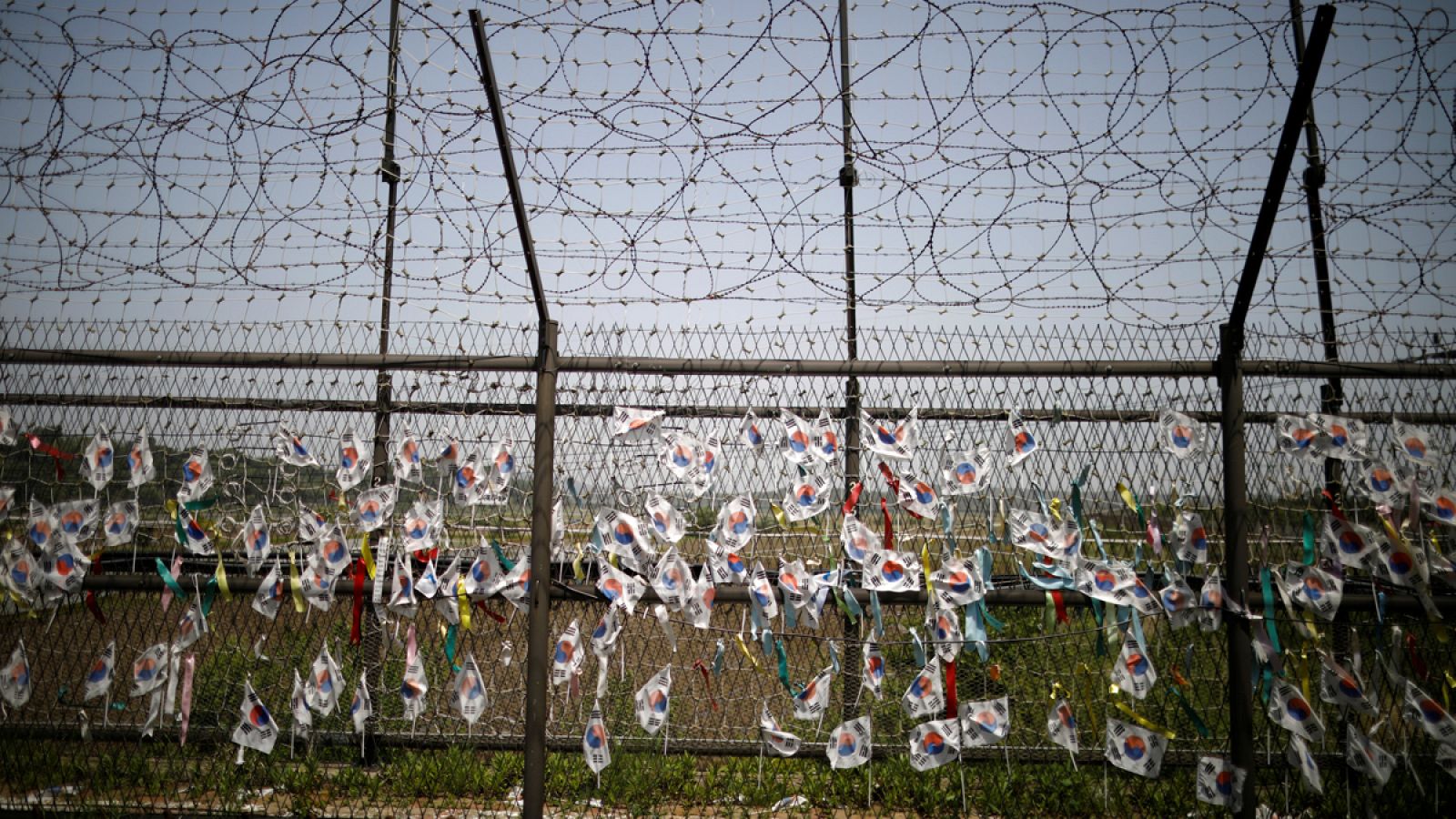 Banderas de Corea del Sur en un alambre de espino cerca de la zona desmilitarizada que separa las dos Coreas