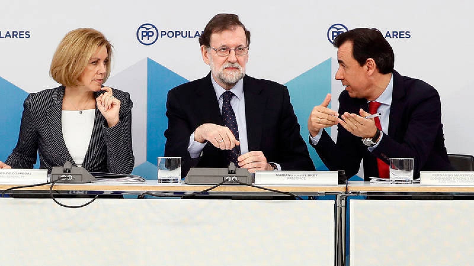 El presidente del Gobierno y del PP, Mariano Rajoy, junto a la secretaria general del partido, María Dolores de Cospedal, y el coordinador general, Fernando Martínez-Maíllo