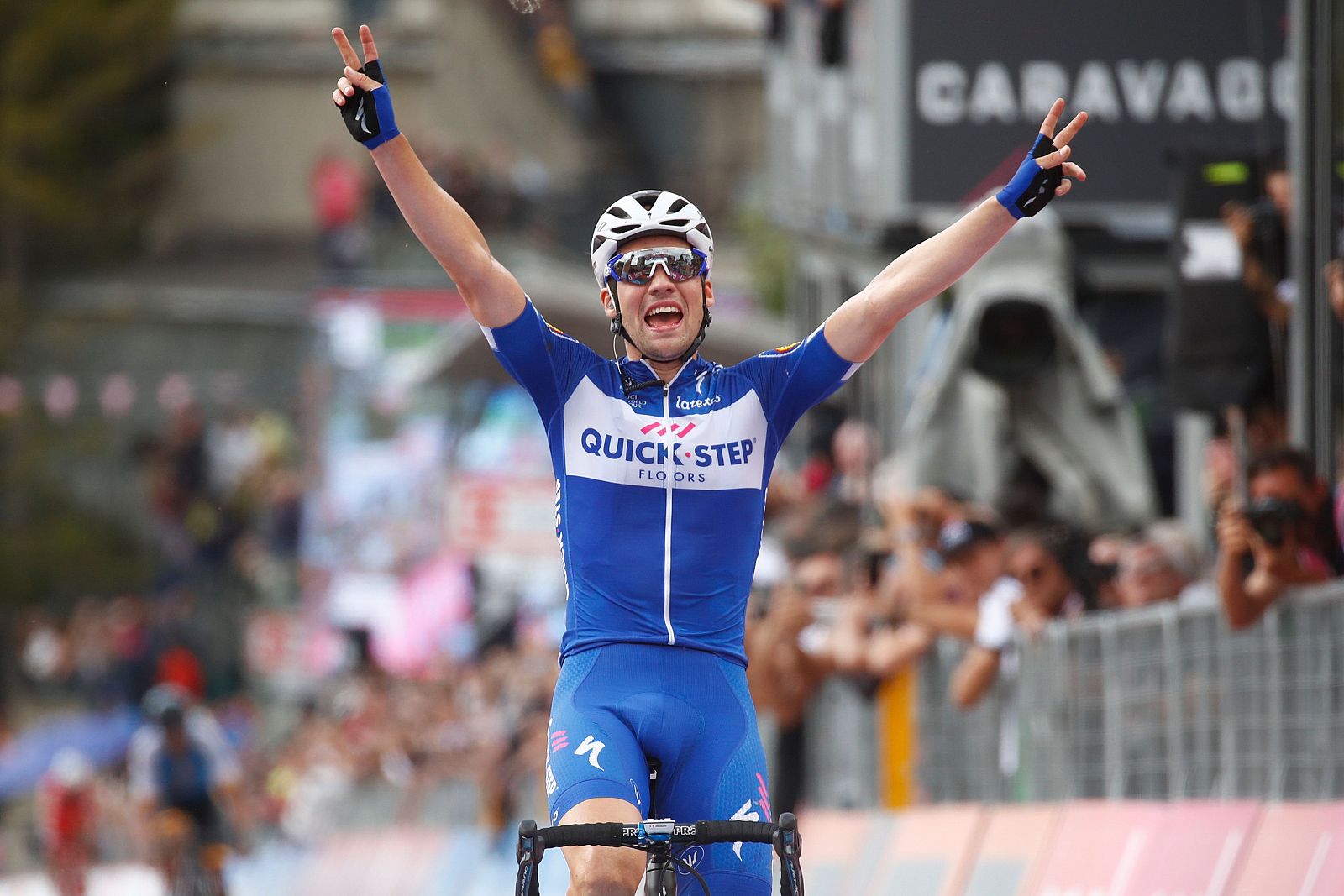El alemán Maximilian Schachmann (Quick-Step) celebra su victoria en la etapa 18 del Giro 2018.